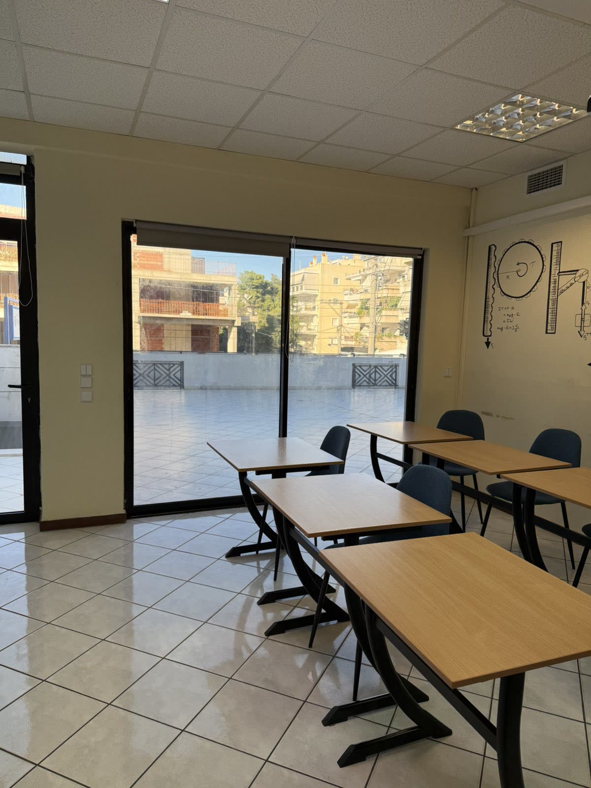 Φωτεινή αίθουσα με φυσικό φωτισμό