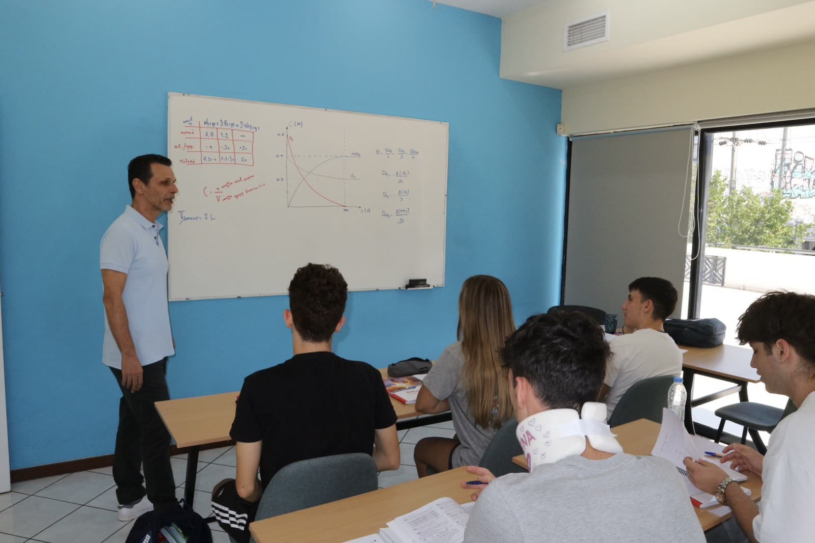 Καθηγητής καθοδηγεί τους μαθητές του στην τάξη